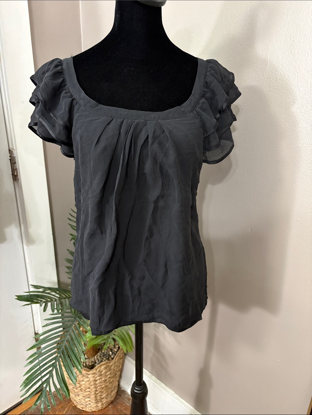Elena Solano Black Silk Short-Sleeve Ruffle Scoop Neck Blouse women’s Medium
